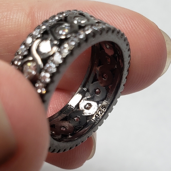 18k Stack Pave Band - Picture 6 of 8